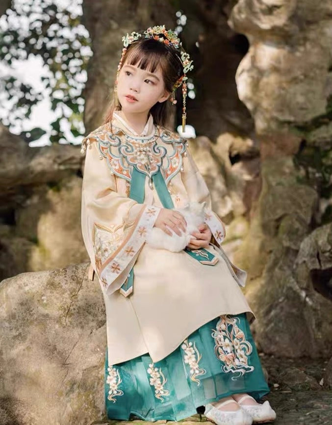 Green Elegance: Girls'  Hanfu Set with Yunjian - Traditional Ming Style Tang Suit