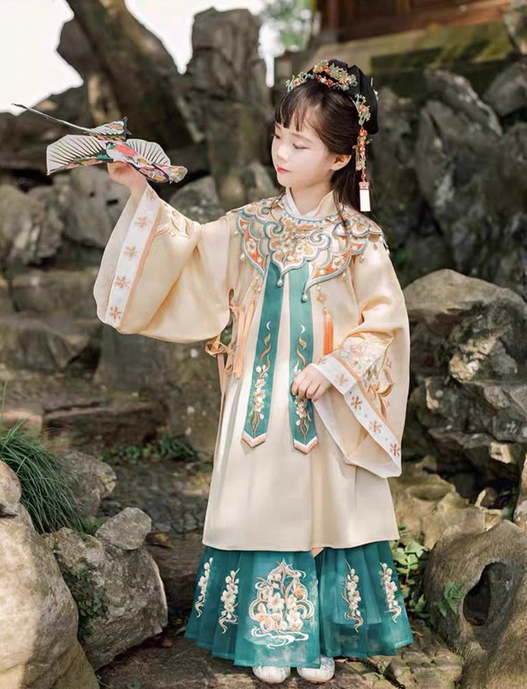Green Elegance: Girls'  Hanfu Set with Yunjian - Traditional Ming Style Tang Suit