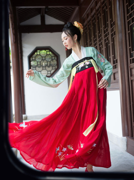 PreOder:Enchanted Butterfly Elegance: Exquisite Hanfu Dress - A Cultural Masterpiece